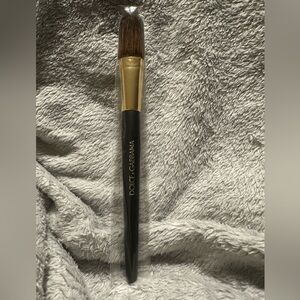Dolce and Gabbana blush brush